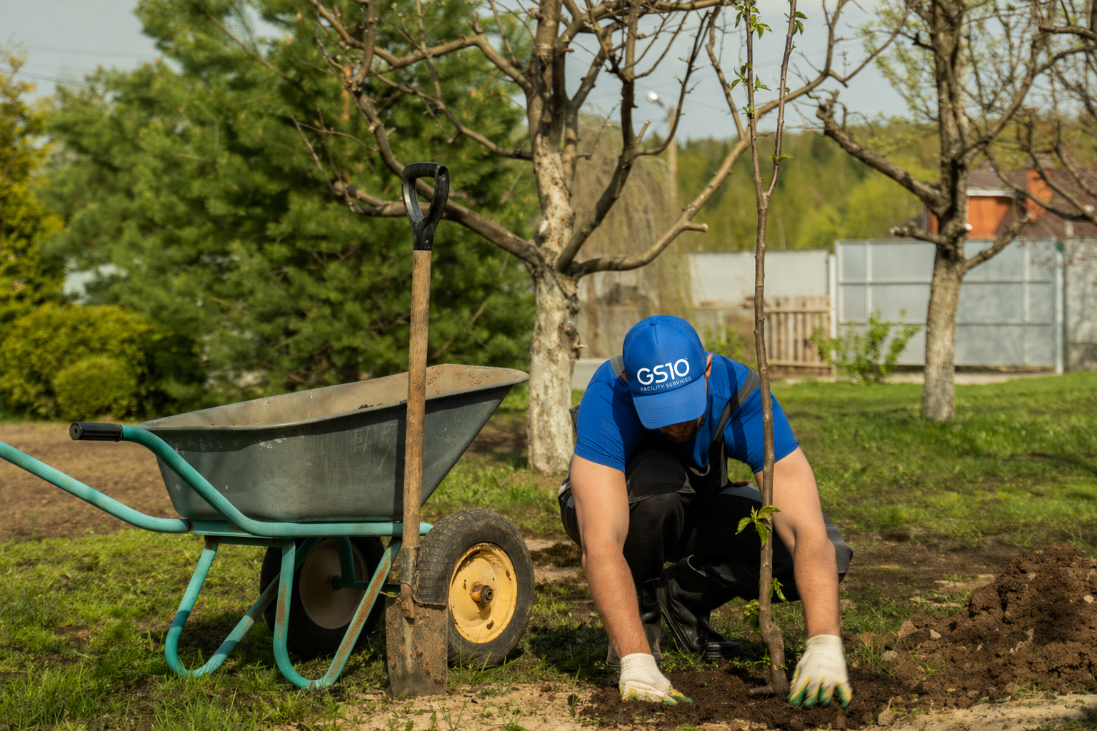 Jardinero profesional realizando mantenimiento de jardinería